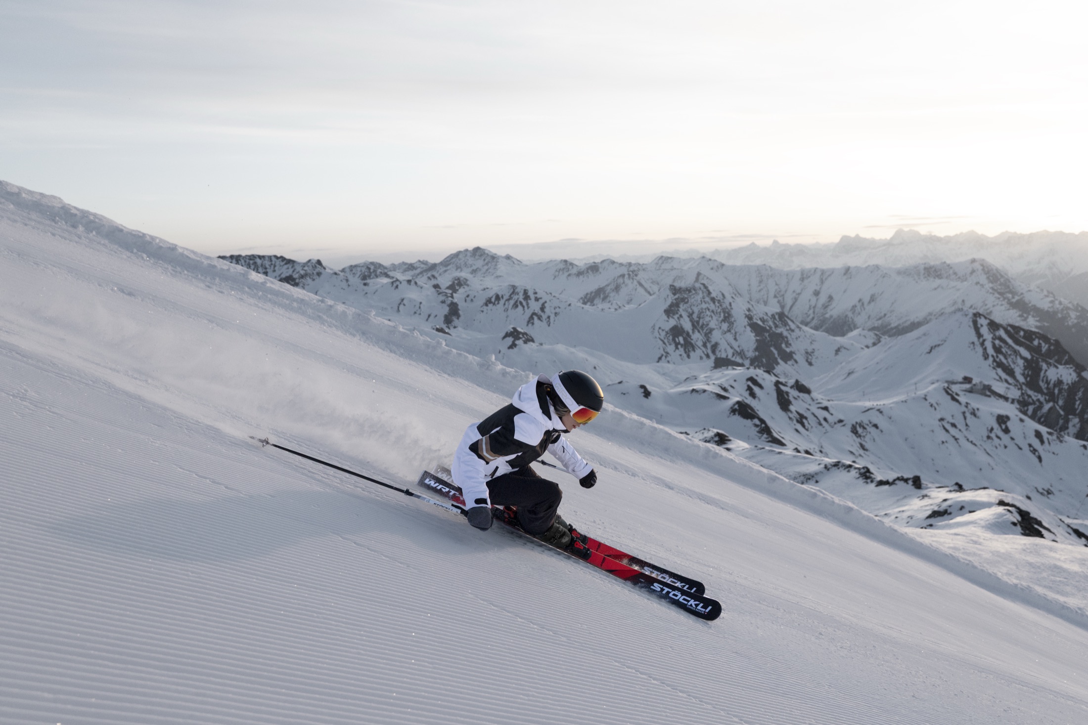 Lyžař na lyžích Stöckli WRT v Samnaun, focení 2026